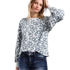 Z SUPPLY Ulla Sweatshirt in Blue & Gray Leopard Print
